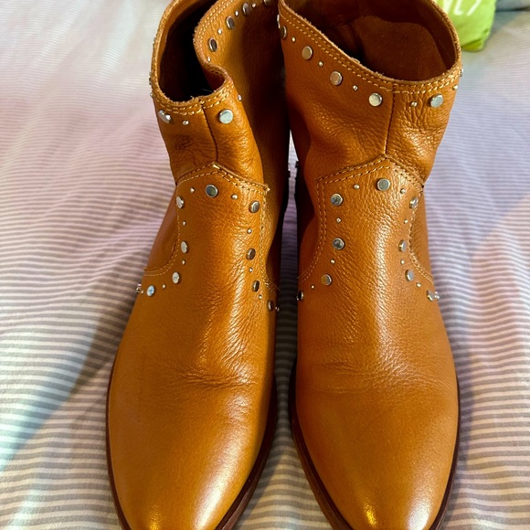 ⭐️DOLCE VITA Silver Studded Ankle Boots, Versatile, Sz. 9.5, Caramel Color 🌹 - Picture 5 of 16